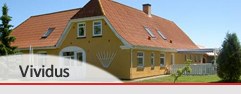 Gult hus med rødt saddeltag og hvide vinduesrammer stående i en solrig have med lav hæk og græsplæne. Nederst til venstre ses teksten "Vividus" i en gennemsigtig boks.