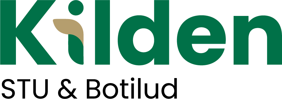 Kilden-logo, viser navnet "Kilden" i store grønne bogstaver med en gylden bladform som prik over i'et; under står teksten "STU & Botilud" i sort.