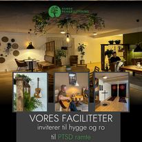 Hyggeligt indrettet fællesrum med hængende planter, bløde lamper og møbler, flankeret af tre små indlejrede fotos (en plantedekoration, en person der spiller guitar og et siddeområde); nederst står teksten u0022VORES FACILITETER inviterer til hygge og samvær til PTSD ramteu0022.